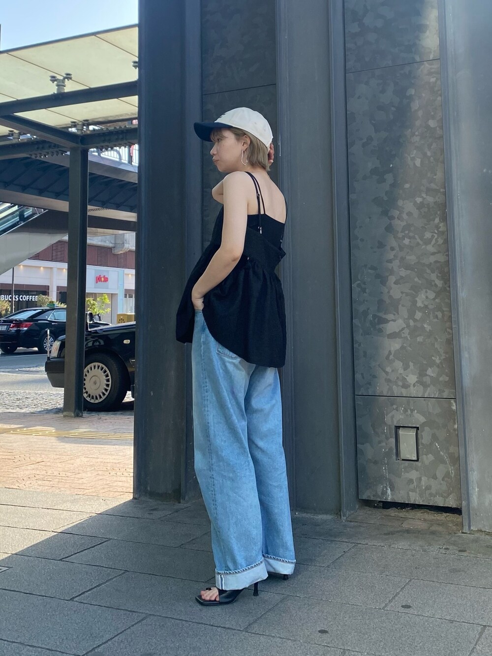 ブラック系のシャツ/ブラウス、ブラック系のキャップを着用したレディースの春コーディネートの3枚目の写真