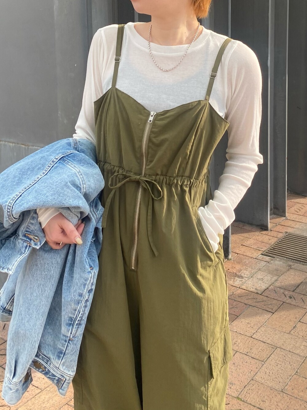 グリーン系のサロペット/オーバーオール、ブルー系のデニムジャケット、ホワイト系のTシャツ/カットソーを着用したレディースの冬コーディネートの3枚目の写真