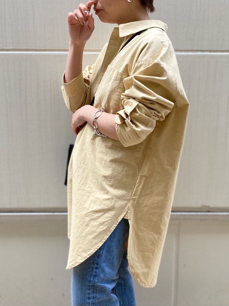 ゴールド系のバレエシューズ、イエロー系のシャツ/ブラウス、ブラック系のボディバッグ/ウエストポーチを着用したレディースの冬コーディネートの2枚目の写真