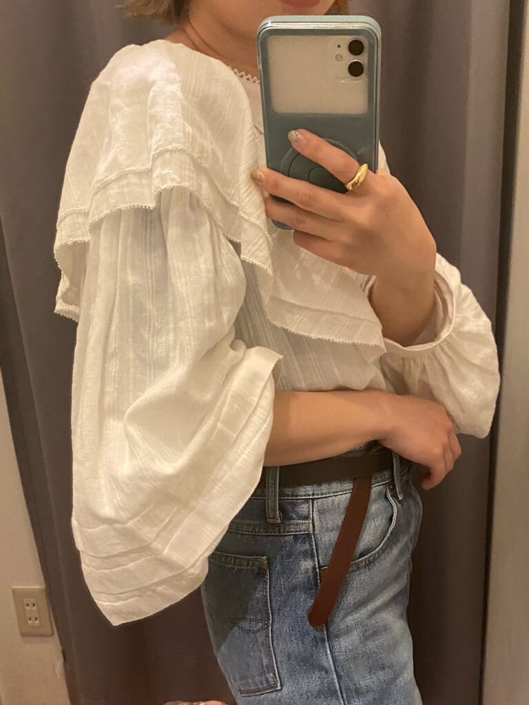 ホワイト系のシャツ/ブラウス、ブルー系のデニムパンツを着用したレディースの冬コーディネートの2枚目の写真