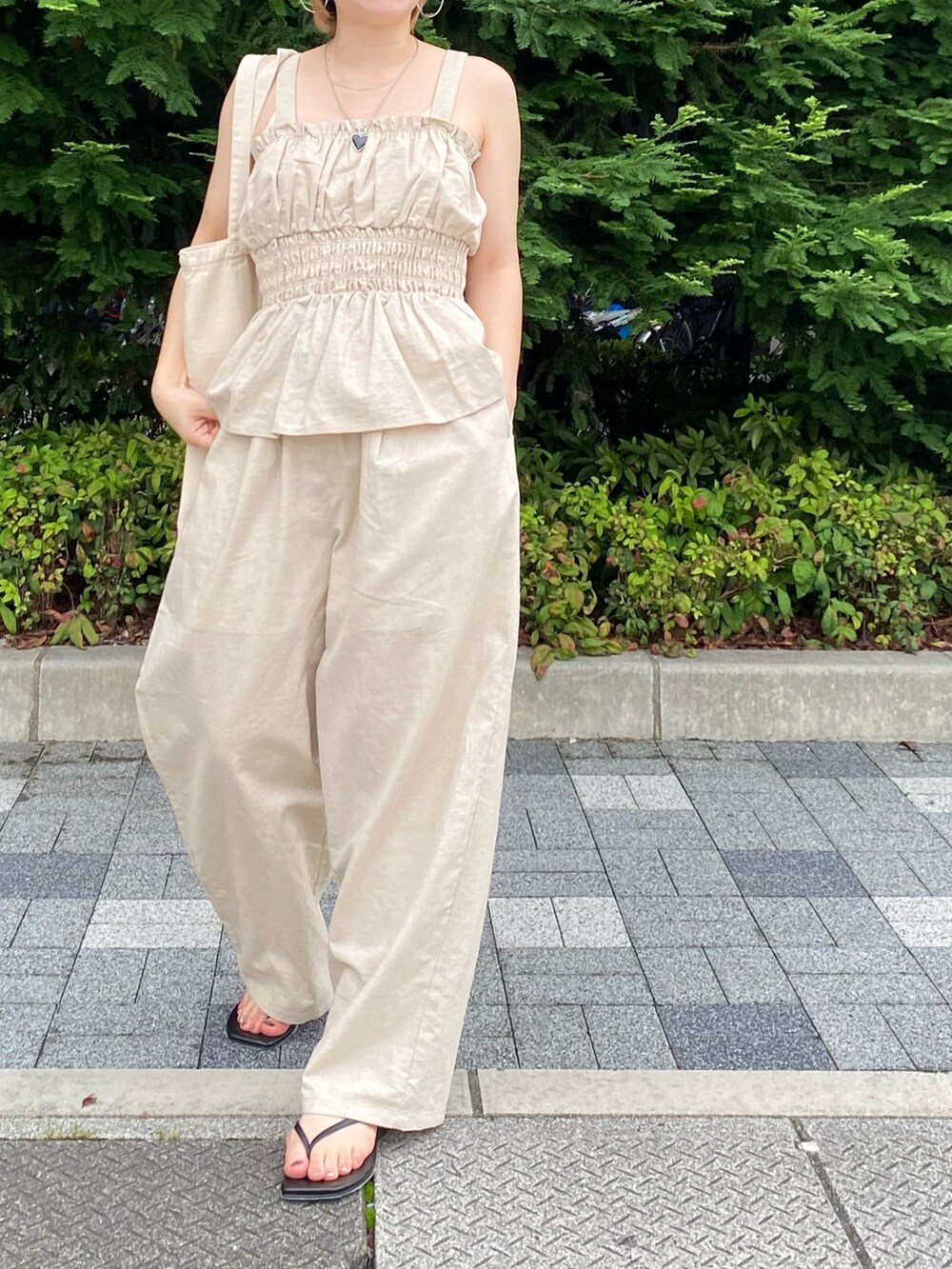 ホワイト系のキャミソール、ホワイト系のその他パンツ、ブラック系のサンダルを着用したレディースの夏コーディネートの8枚目の写真