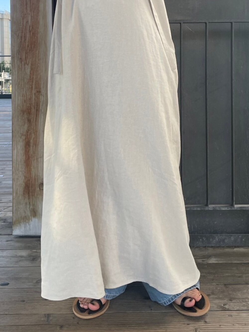 グレー系のTシャツ/カットソー、ブラック系のサンダル、ホワイト系のワンピースを着用したレディースの夏コーディネートの7枚目の写真