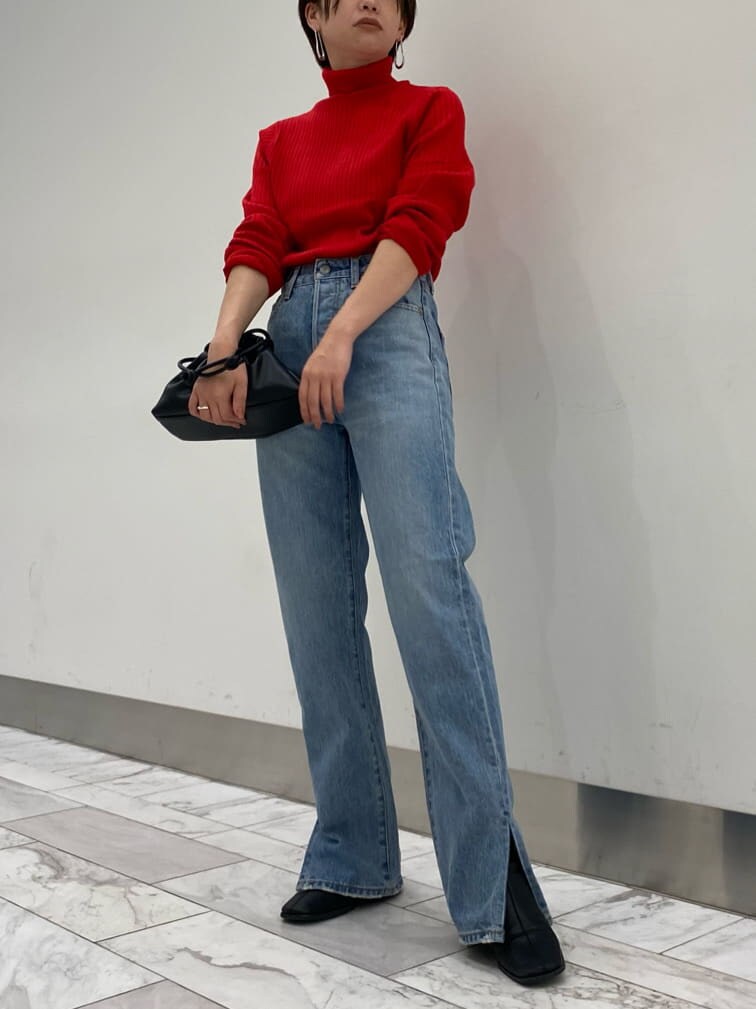 ブルー系のデニムパンツ、ベージュ系のムートンコート、ブルー系のデニムパンツを着用したレディースの秋コーディネートの3枚目の写真