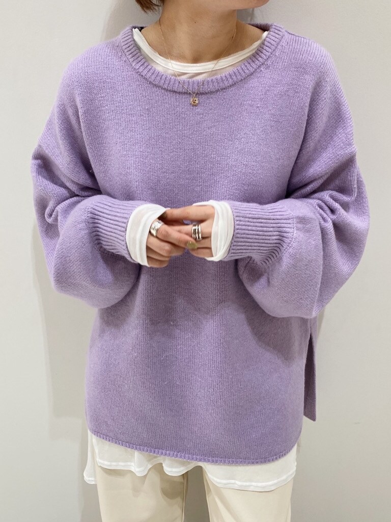 ゴールド系のバレエシューズ、ホワイト系のTシャツ/カットソー、ホワイト系のその他パンツを着用したレディースの冬コーディネートの3枚目の写真