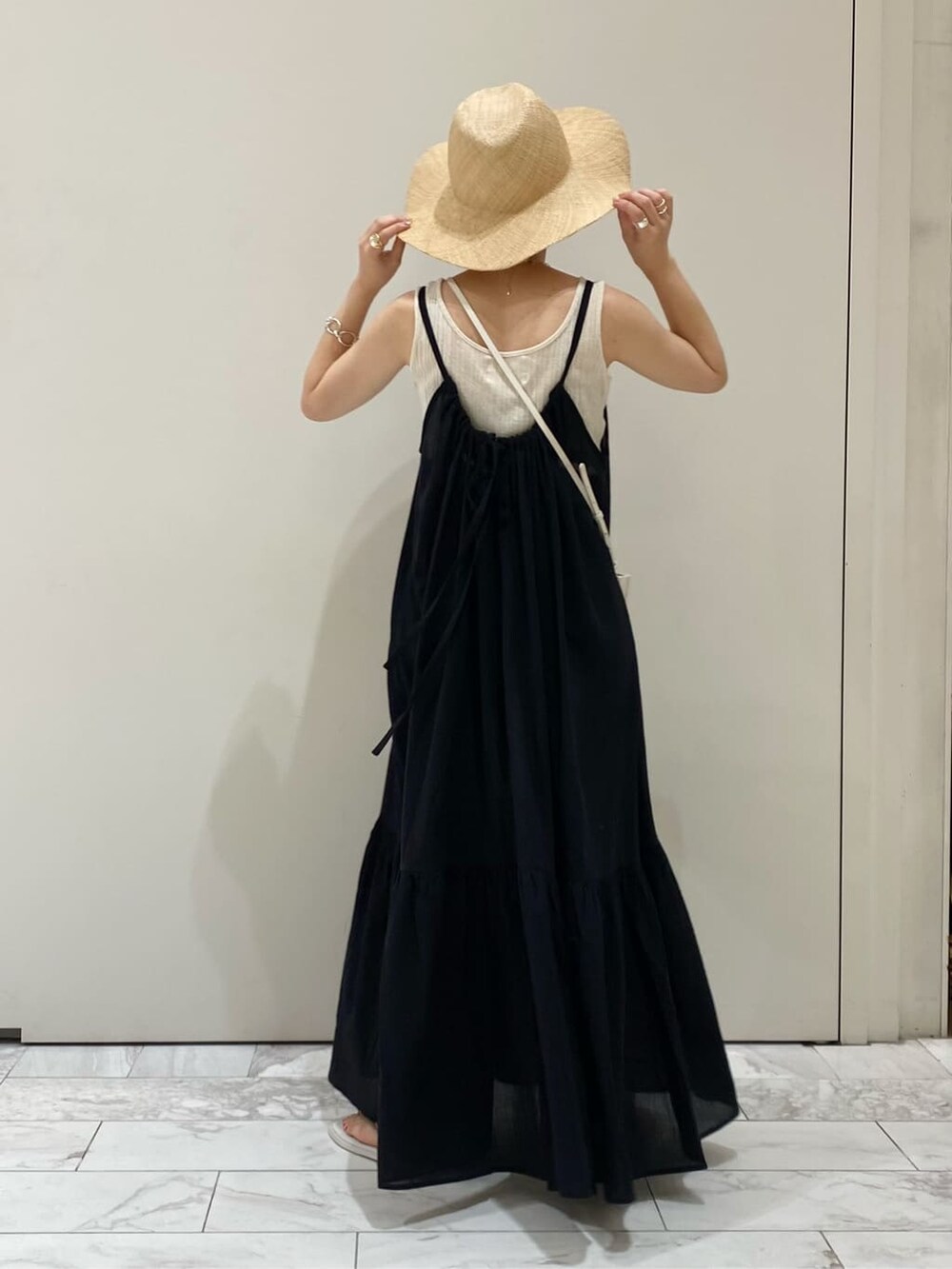 ホワイト系のボディバッグ/ウエストポーチ、ホワイト系のサンダルを着用したレディースの夏コーディネートの3枚目の写真