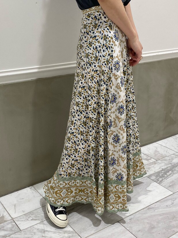 ホワイト系のスカート、グレー系のTシャツ/カットソーを着用したレディースの春コーディネートの7枚目の写真