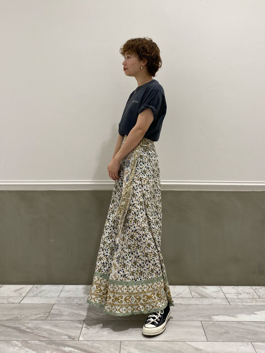 ホワイト系のスカート、グレー系のTシャツ/カットソーを着用したレディースの春コーディネートの4枚目の写真