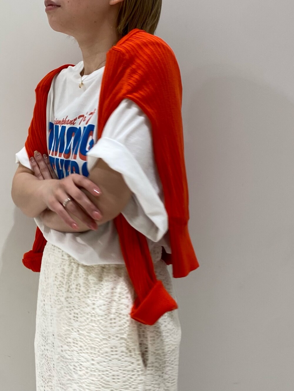 ホワイト系のTシャツ/カットソー、オレンジ系のカーディガン/ボレロ、ホワイト系のその他パンツを着用したレディースの春コーディネートの2枚目の写真