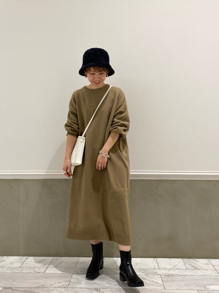 ホワイト系のシャツ/ブラウス、ホワイト系のショルダーバッグ、グレー系のワンピースを着用したレディースの秋コーディネートの2枚目の写真