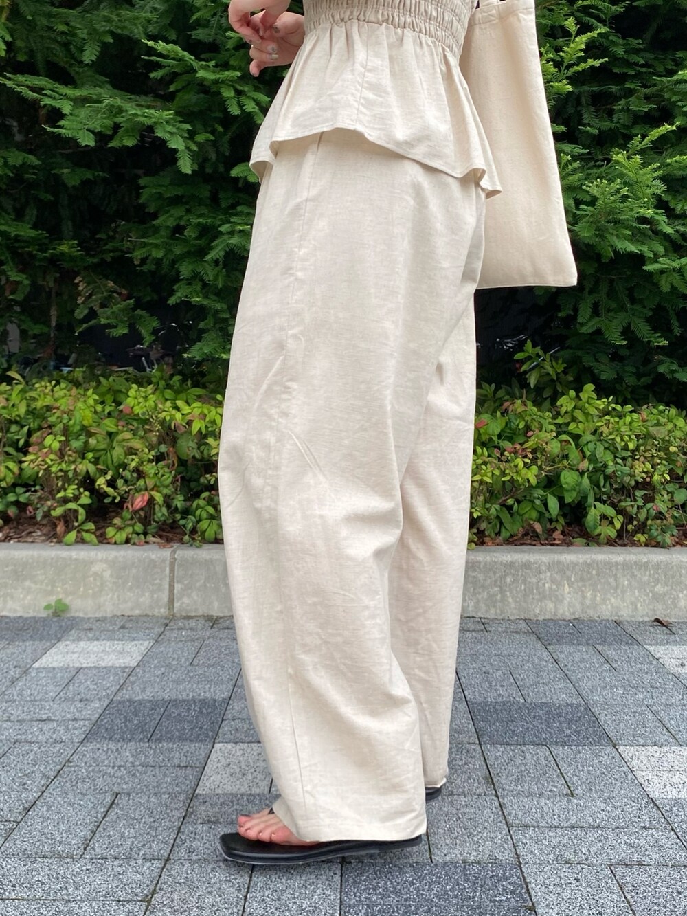 ホワイト系のキャミソール、ホワイト系のその他パンツ、ブラック系のサンダルを着用したレディースの夏コーディネートの7枚目の写真