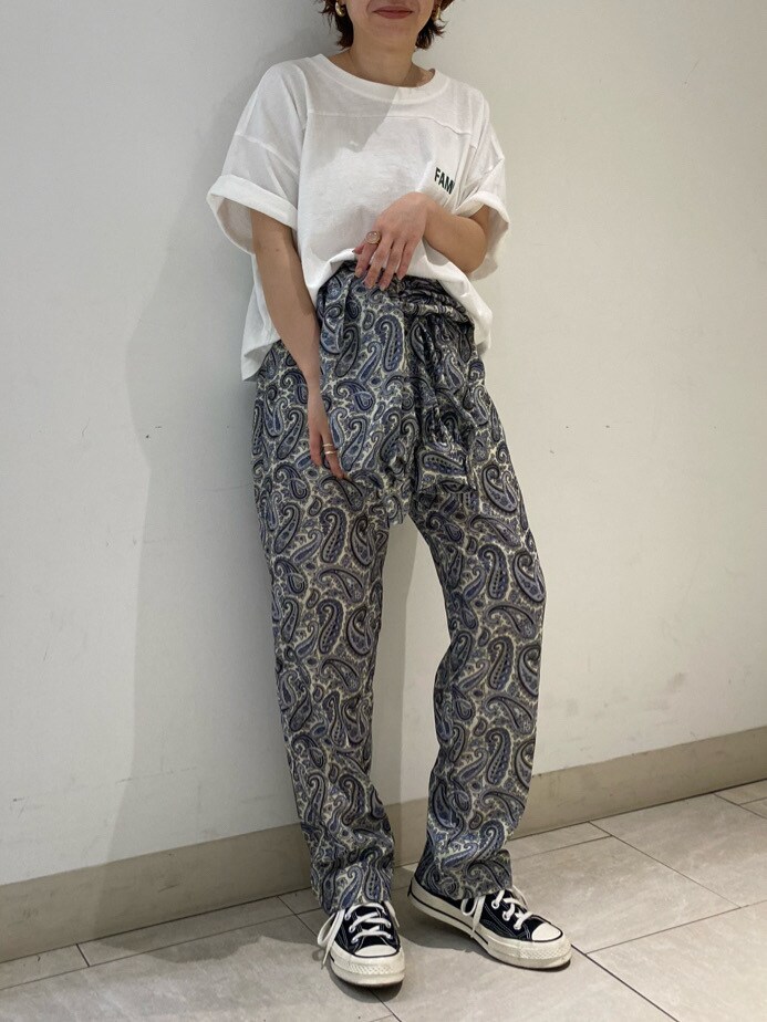 ブルー系のつなぎ/オールインワン、ホワイト系のTシャツ/カットソーを着用したレディースの春コーディネートの2枚目の写真