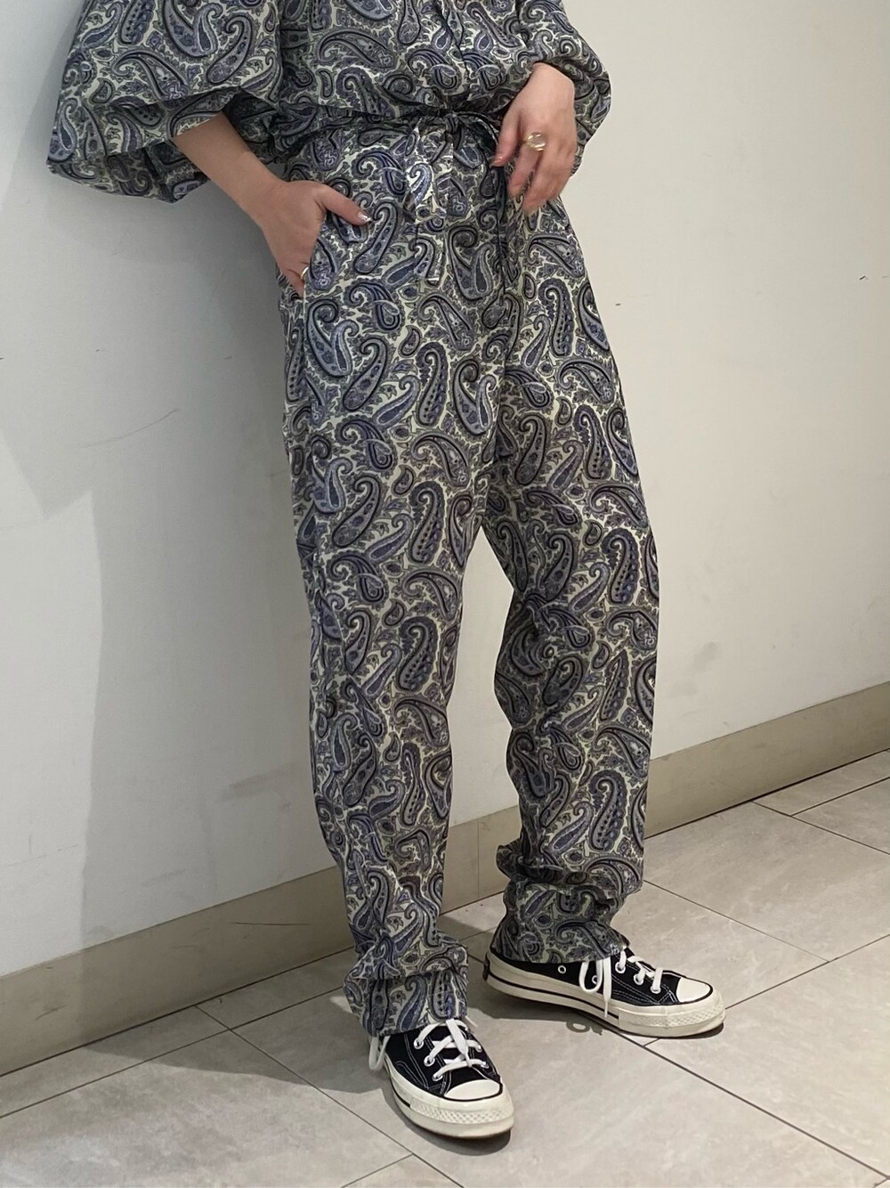 ブルー系のつなぎ/オールインワン、ホワイト系のタンクトップを着用したレディースの春コーディネートの4枚目の写真