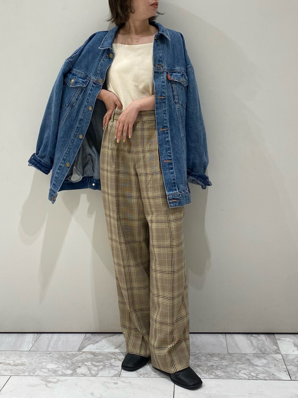 その他のその他パンツ、ブルー系のデニムジャケット、ホワイト系のキャミソールを着用したレディースの秋コーディネートの3枚目の写真