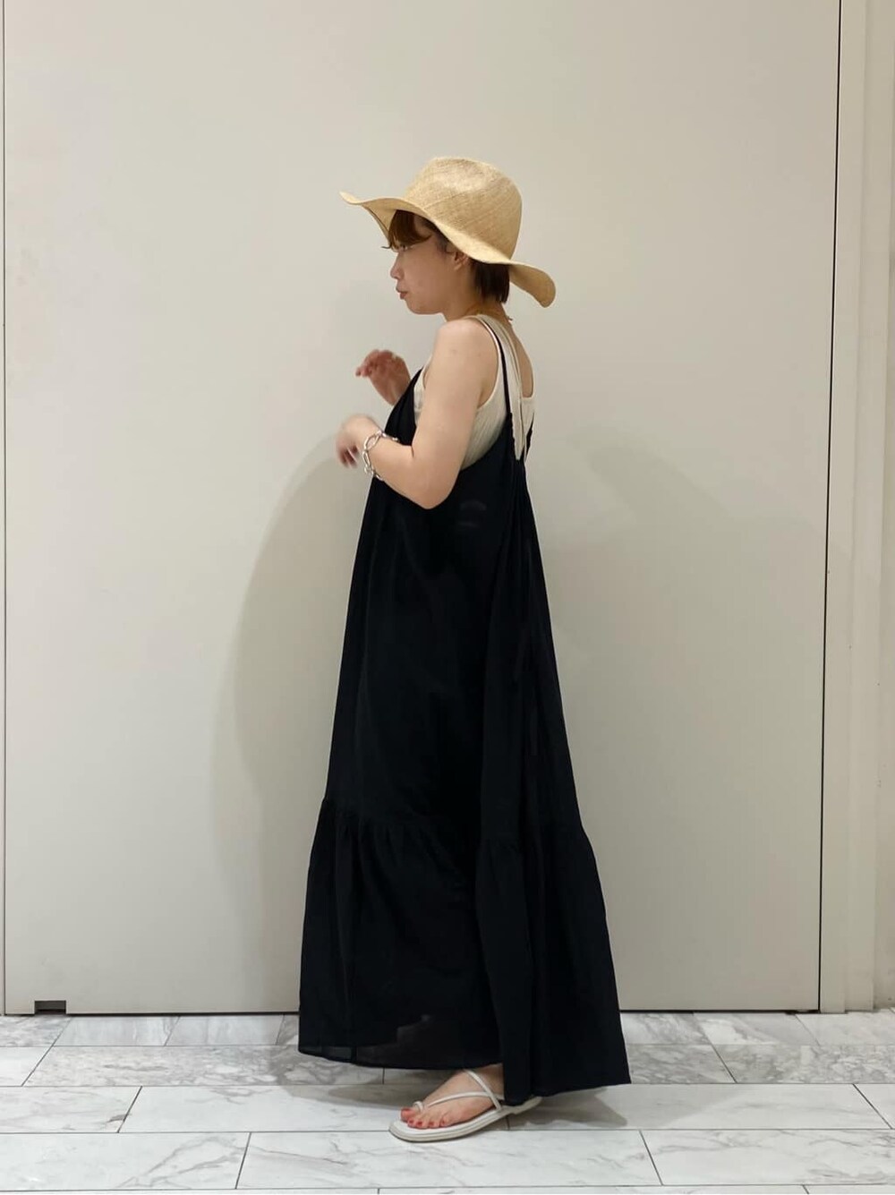 ホワイト系のボディバッグ/ウエストポーチ、ホワイト系のサンダルを着用したレディースの夏コーディネートの2枚目の写真