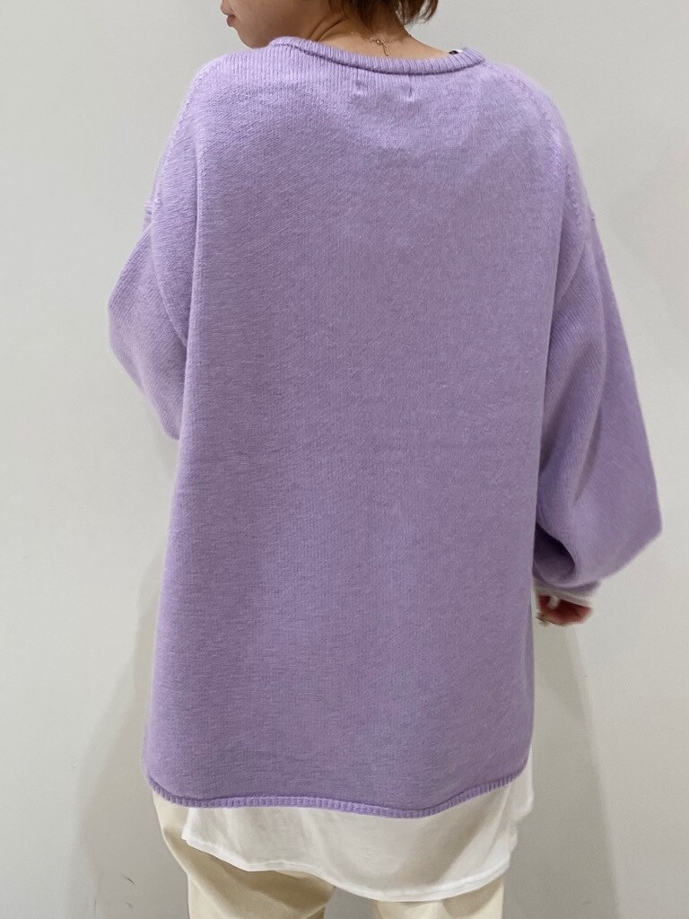 ゴールド系のバレエシューズ、ホワイト系のTシャツ/カットソー、ホワイト系のその他パンツを着用したレディースの冬コーディネートの4枚目の写真