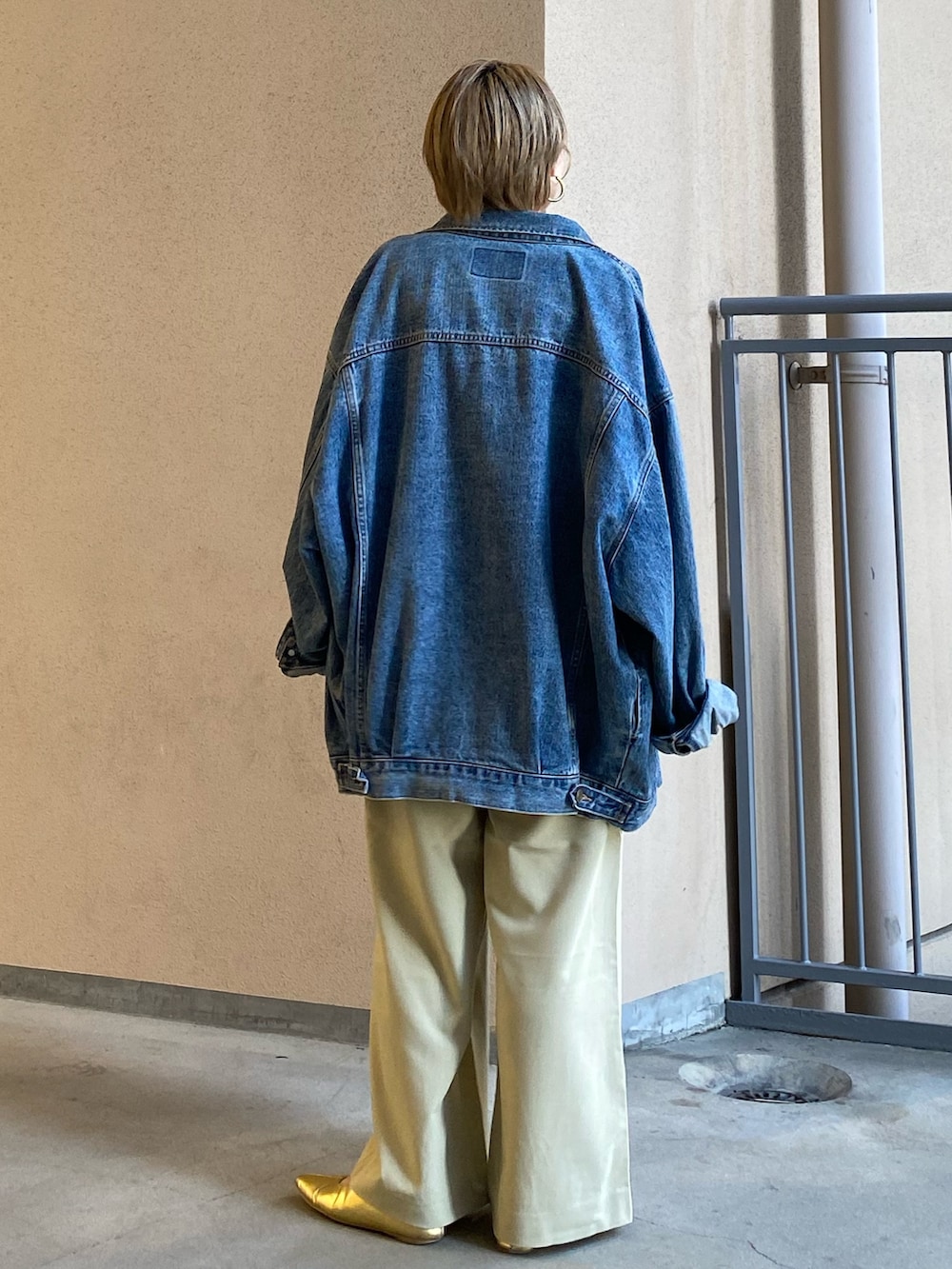 グリーン系のその他パンツ、ブルー系のデニムジャケット、ブラック系のキャミソールを着用したレディースの秋コーディネートの2枚目の写真