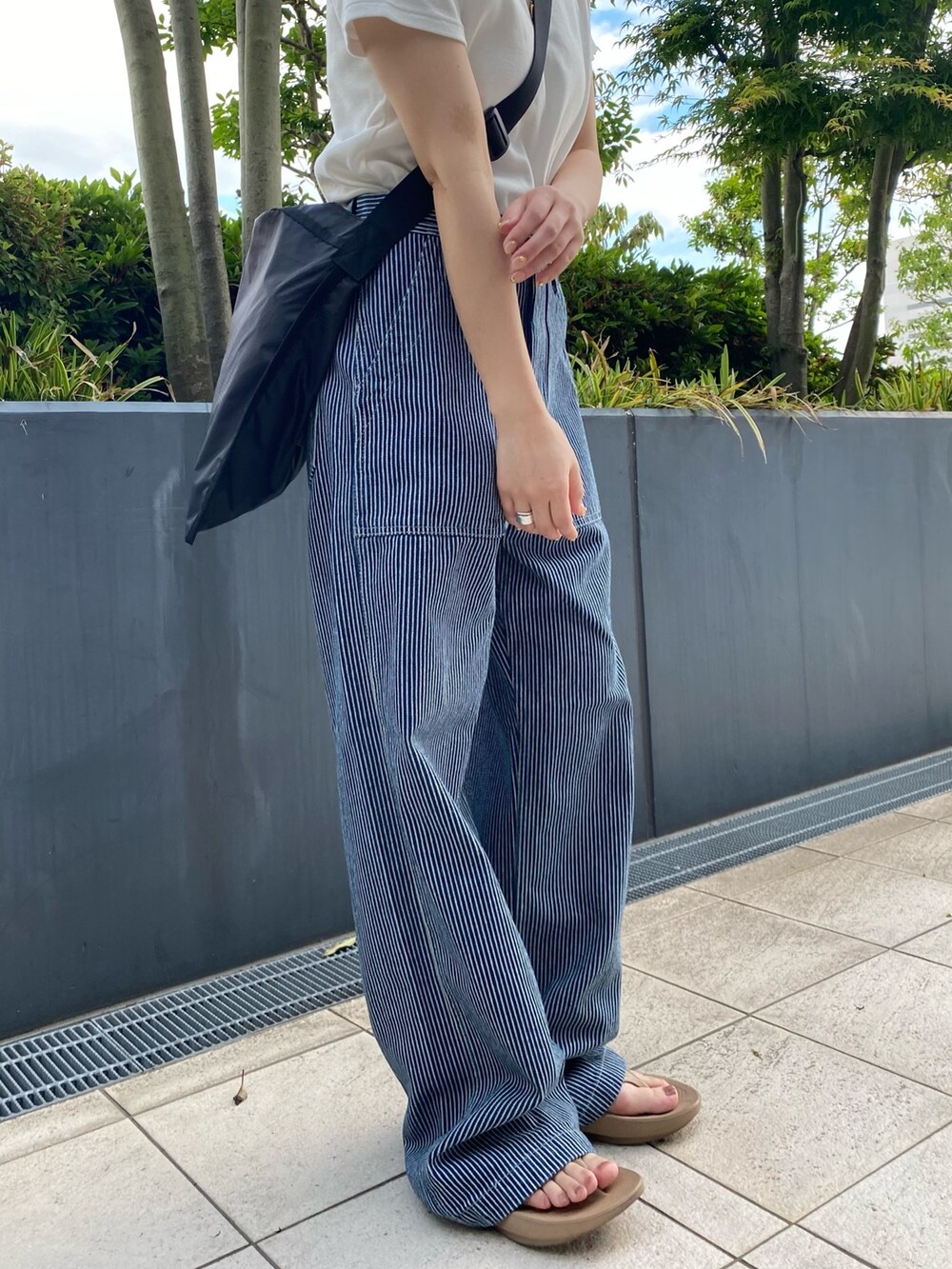 ホワイト系のTシャツ/カットソー、その他のデニムパンツ、ブラック系のハンドバッグを着用したレディースの春コーディネートの2枚目の写真