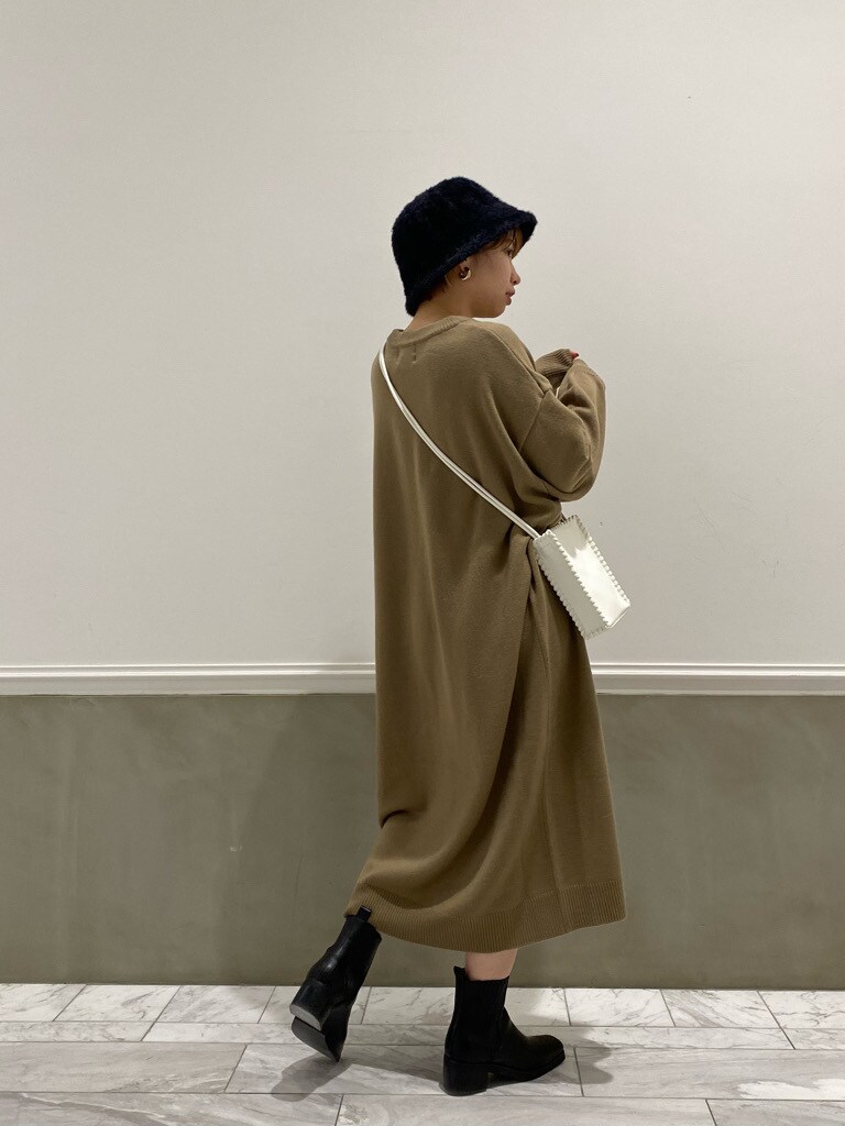 ホワイト系のシャツ/ブラウス、ホワイト系のショルダーバッグ、グレー系のワンピースを着用したレディースの秋コーディネートの3枚目の写真