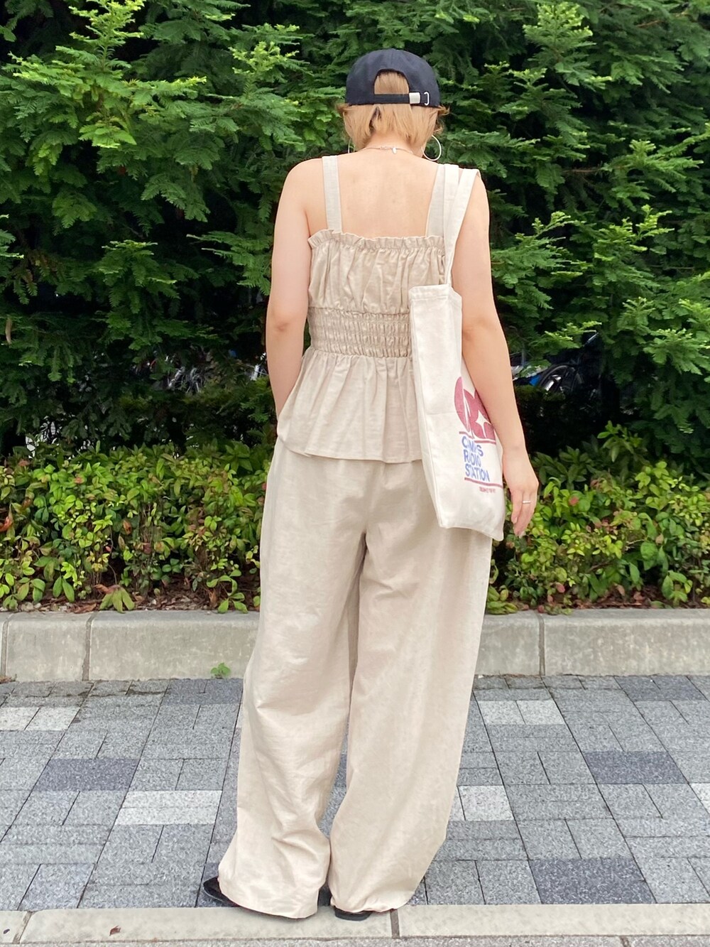 ホワイト系のキャミソール、ホワイト系のその他パンツ、ブラック系のサンダルを着用したレディースの夏コーディネートの2枚目の写真