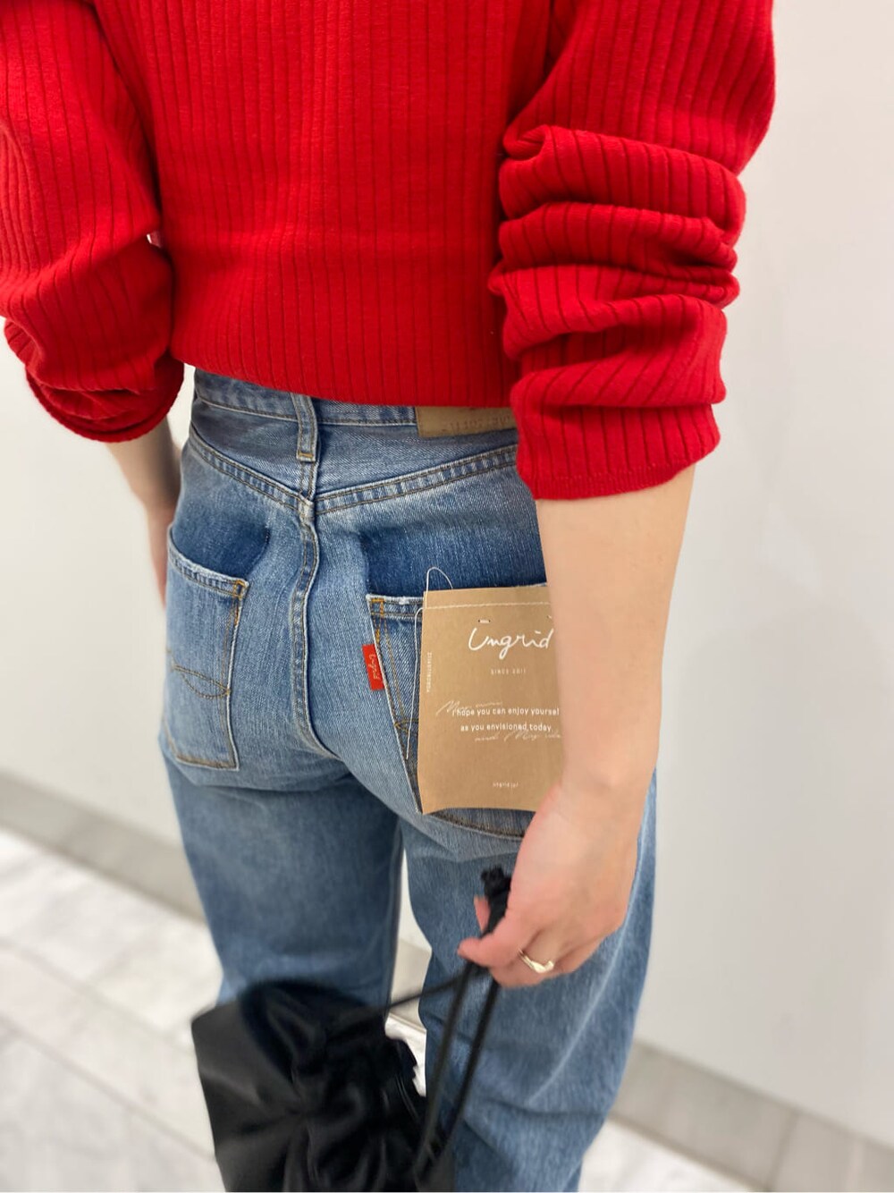 ブルー系のデニムパンツ、ベージュ系のムートンコート、ブルー系のデニムパンツを着用したレディースの秋コーディネートの6枚目の写真