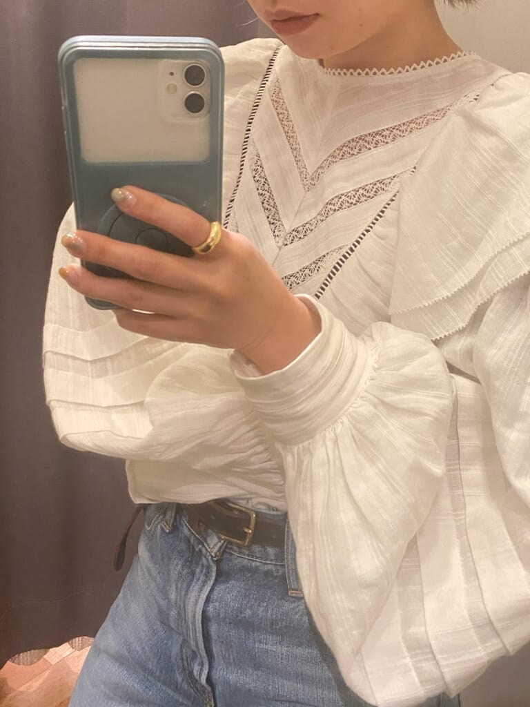 ホワイト系のシャツ/ブラウス、ブルー系のデニムパンツを着用したレディースの冬コーディネートの3枚目の写真