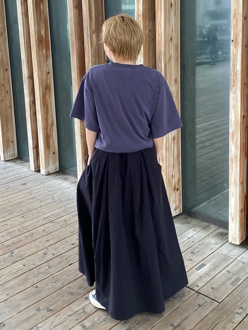 ブラック系のワンピース、ブルー系のTシャツ/カットソーを着用したレディースの春コーディネートの2枚目の写真