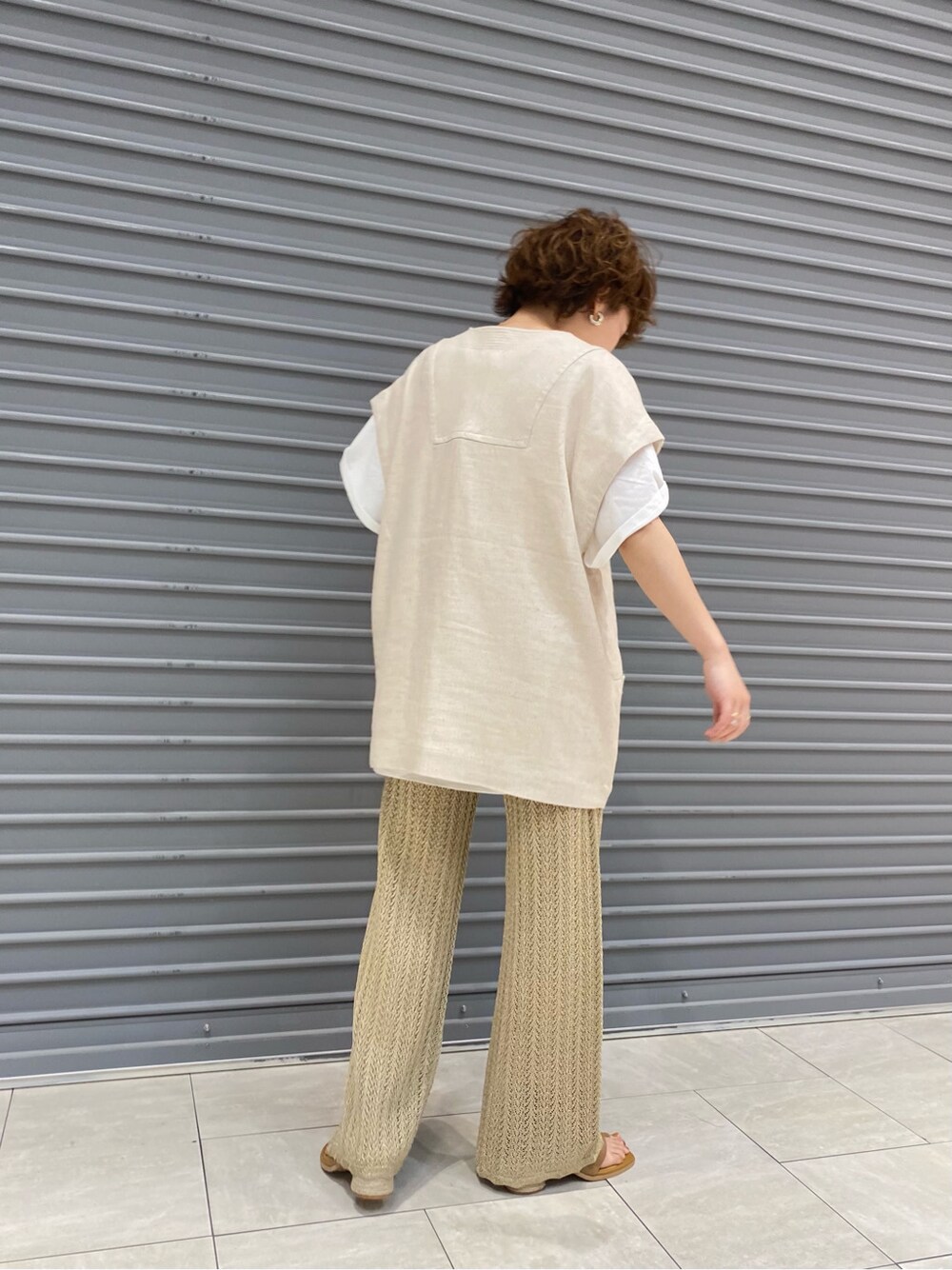 ブラウン系のサンダル、ホワイト系のシャツ/ブラウス、ゴールド系のその他パンツを着用したレディースの春コーディネートの4枚目の写真