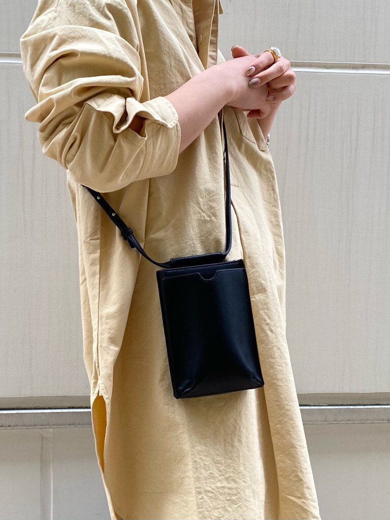 ゴールド系のバレエシューズ、イエロー系のシャツ/ブラウス、ブラック系のボディバッグ/ウエストポーチを着用したレディースの冬コーディネートの6枚目の写真