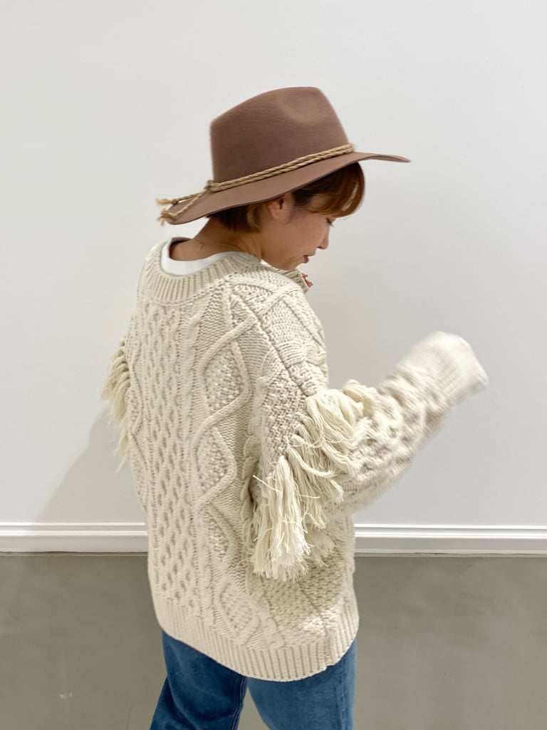 ブルー系のデニムパンツ、ホワイト系のニット/セーター、ホワイト系のTシャツ/カットソーを着用したレディースの冬コーディネートの5枚目の写真