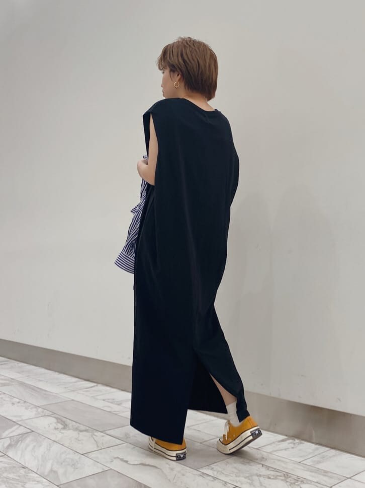 ホワイト系のハンドバッグ、ブラック系のワンピース、ブルー系のシャツ/ブラウスを着用したレディースの夏コーディネートの4枚目の写真