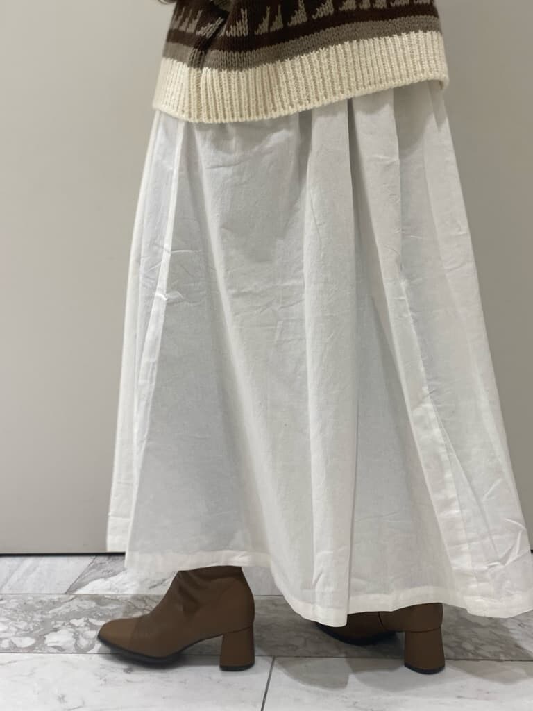 ホワイト系のワンピース、ホワイト系のニット/セーターを着用したレディースの秋コーディネートの3枚目の写真