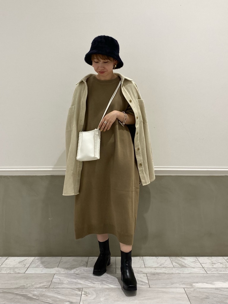 ホワイト系のシャツ/ブラウス、ホワイト系のショルダーバッグ、グレー系のワンピースを着用したレディースの秋コーディネートの4枚目の写真