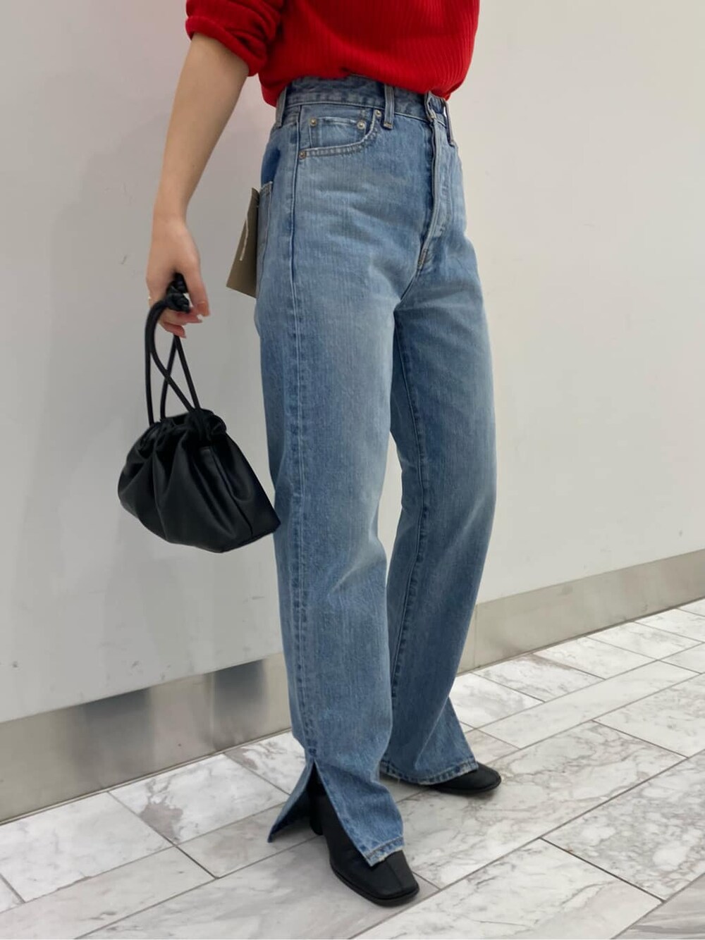 ブルー系のデニムパンツ、ベージュ系のムートンコート、ブルー系のデニムパンツを着用したレディースの秋コーディネートの5枚目の写真