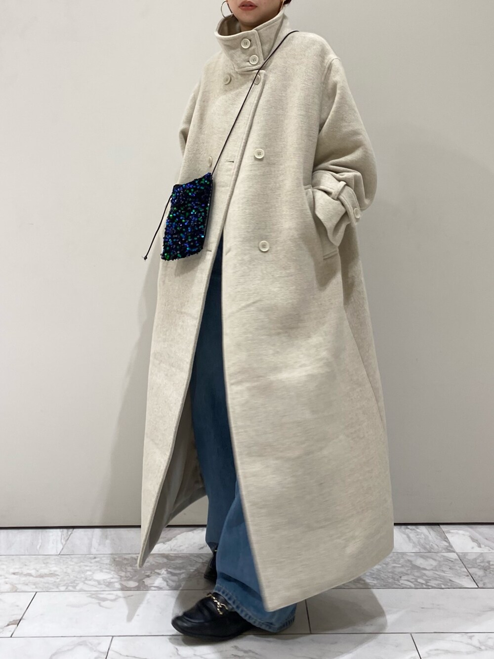 ホワイト系のその他アウター、ブルー系のデニムパンツを着用したレディースの冬コーディネートの4枚目の写真