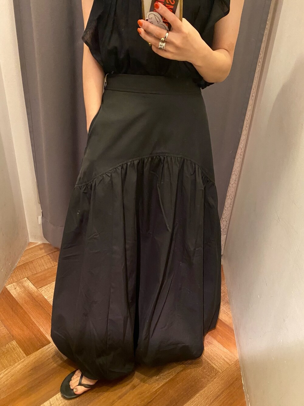 ブラック系のシャツ/ブラウス、ブラック系のスカートを着用したレディースの夏コーディネートの3枚目の写真