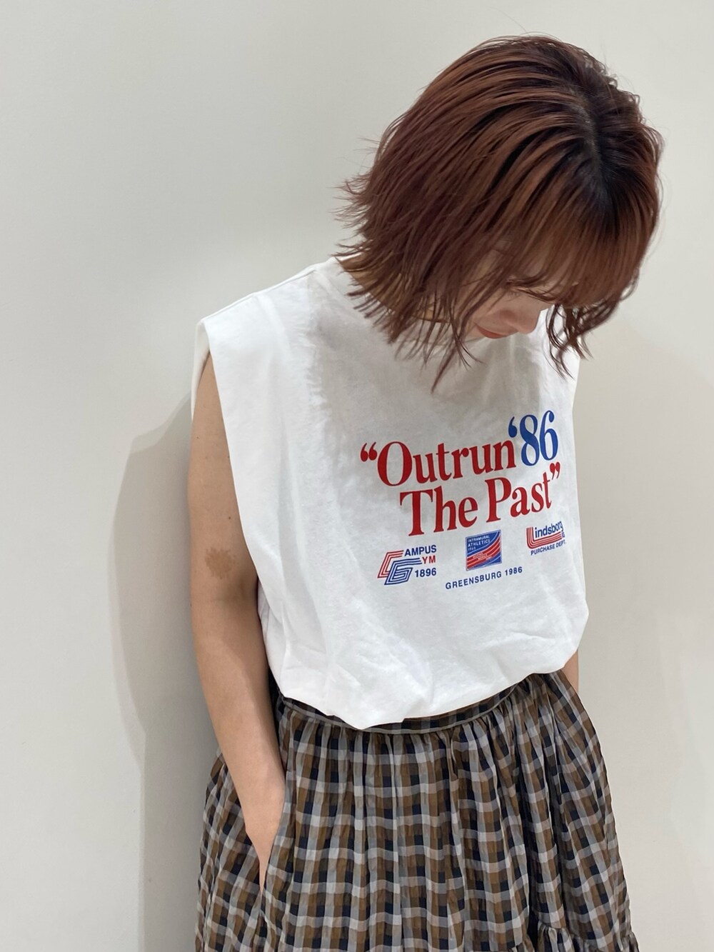ブラウン系のスカート、ホワイト系のタンクトップを着用したレディースの夏コーディネートの4枚目の写真