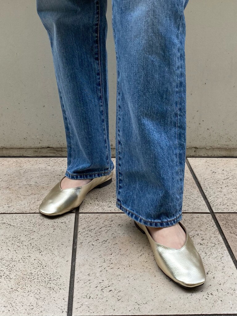 ゴールド系のバレエシューズ、イエロー系のシャツ/ブラウス、ブラック系のボディバッグ/ウエストポーチを着用したレディースの冬コーディネートの5枚目の写真