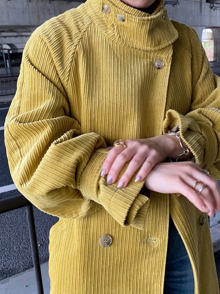 ブラック系のニット/セーター、グリーン系のその他アウター、ブルー系のデニムパンツを着用したレディースの冬コーディネートの2枚目の写真