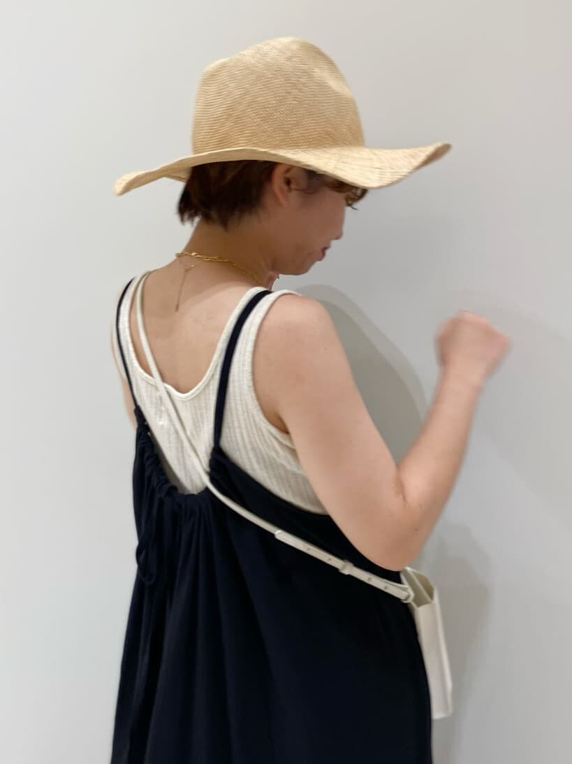 ホワイト系のボディバッグ/ウエストポーチ、ホワイト系のサンダルを着用したレディースの夏コーディネートの5枚目の写真