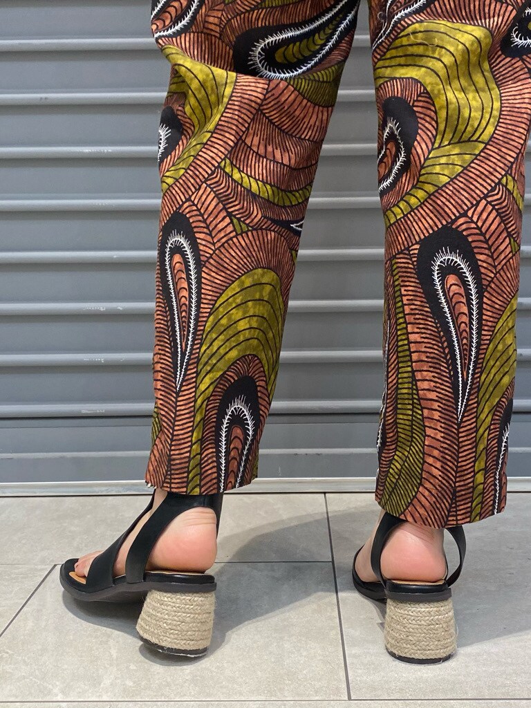 グリーン系のその他パンツ、ベージュ系のかごバッグ、ブラック系のサンダルを着用したレディースの春コーディネートの7枚目の写真