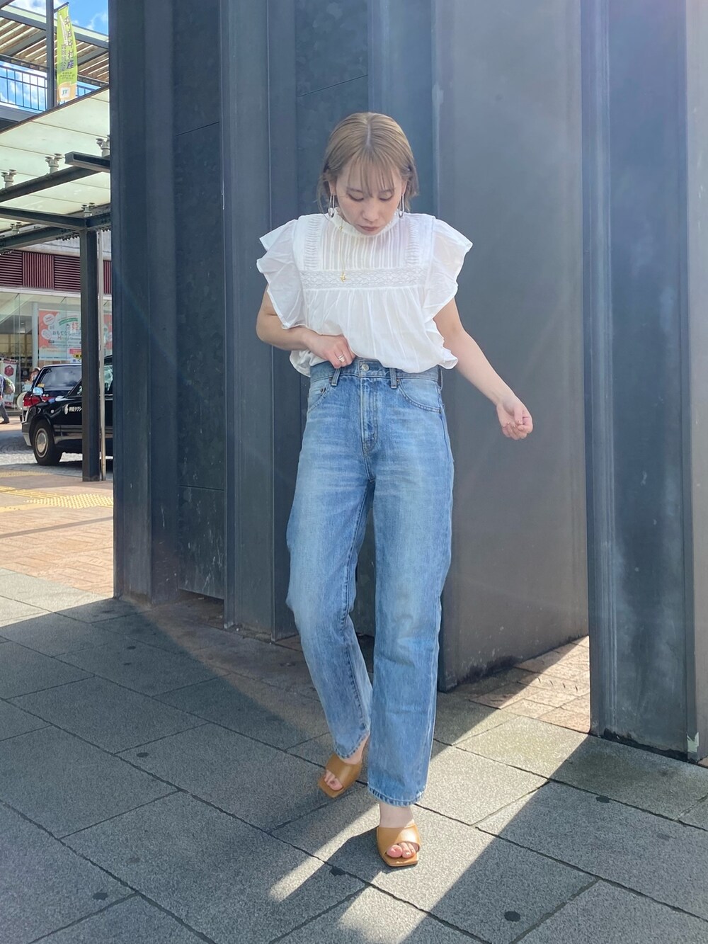 ホワイト系のシャツ/ブラウス、ブルー系のデニムパンツ、ゴールド系のネックレスを着用したレディースの春コーディネートの2枚目の写真