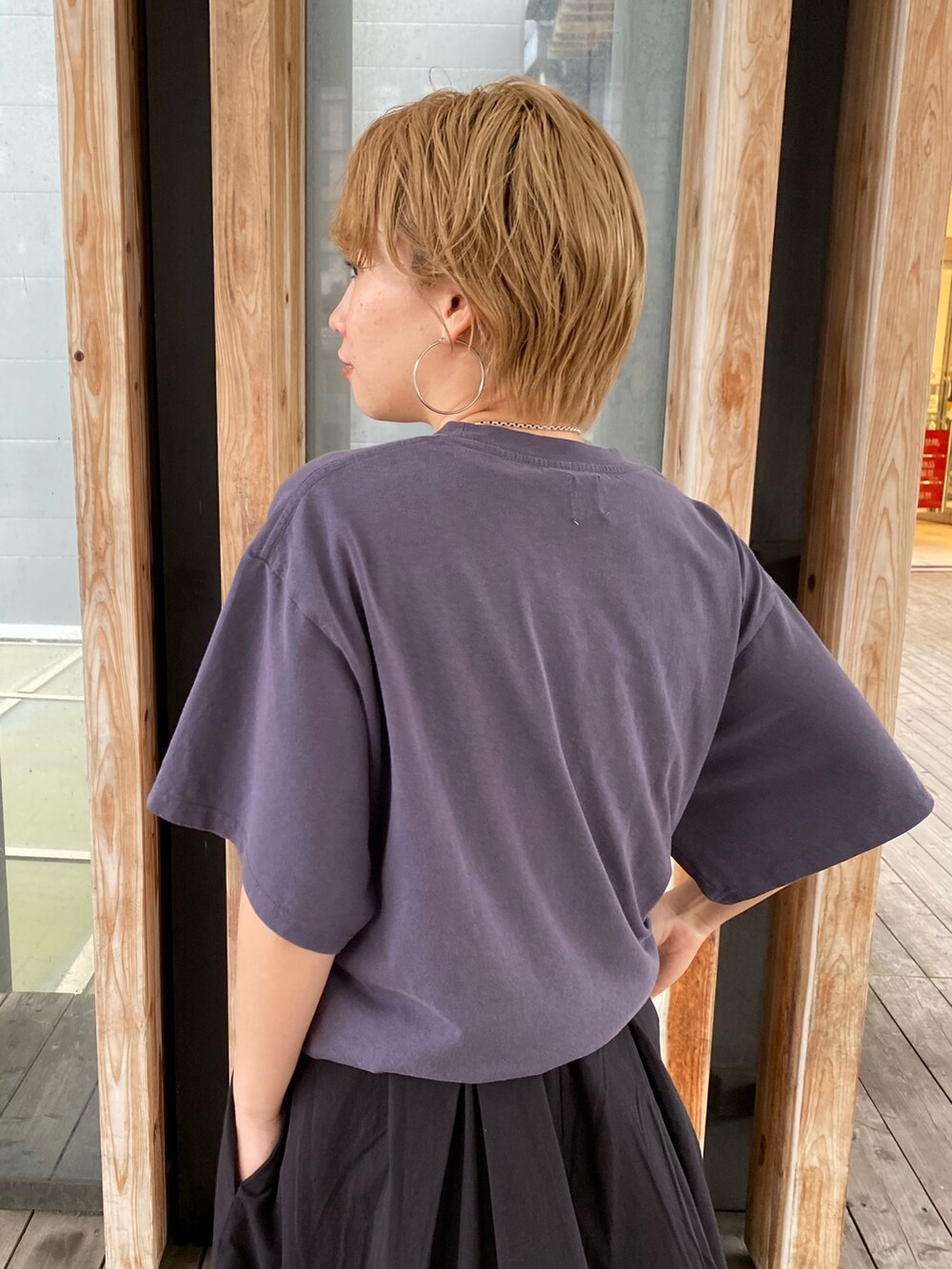 ブラック系のワンピース、ブルー系のTシャツ/カットソーを着用したレディースの春コーディネートの4枚目の写真