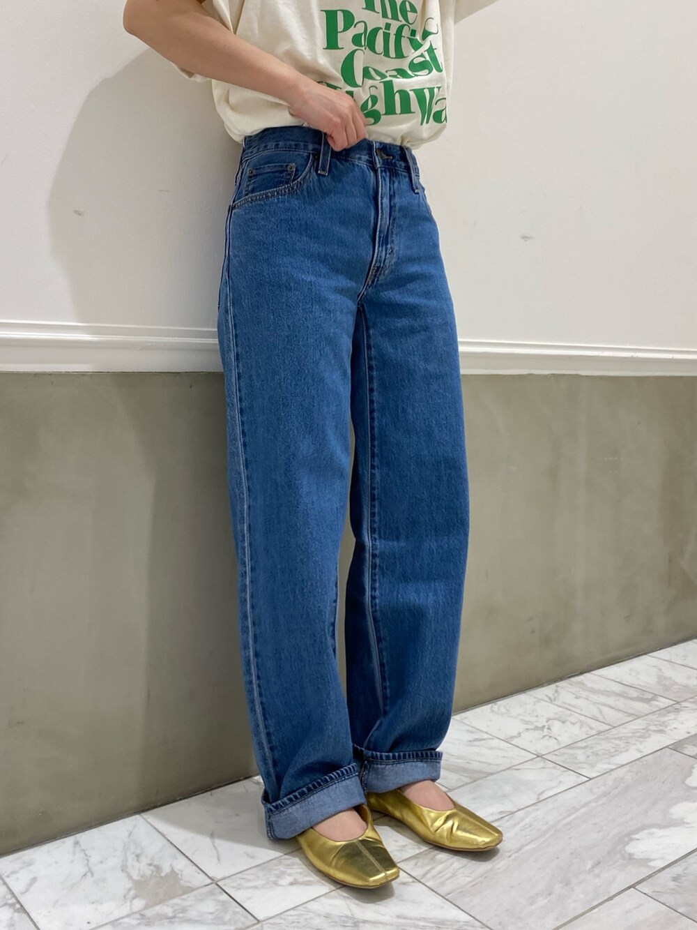 ホワイト系のTシャツ/カットソー、ブラック系のバックパック/リュックを着用したレディースの春コーディネートの3枚目の写真