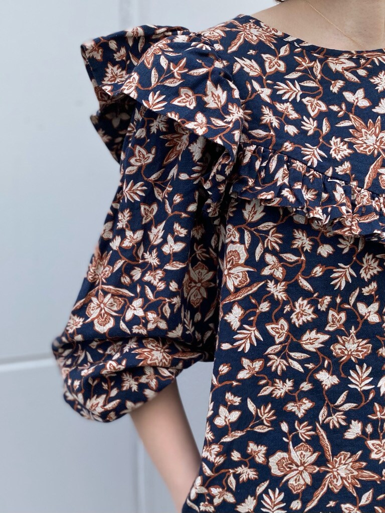 ブルー系のワンピースを着用したレディースの春コーディネートの3枚目の写真