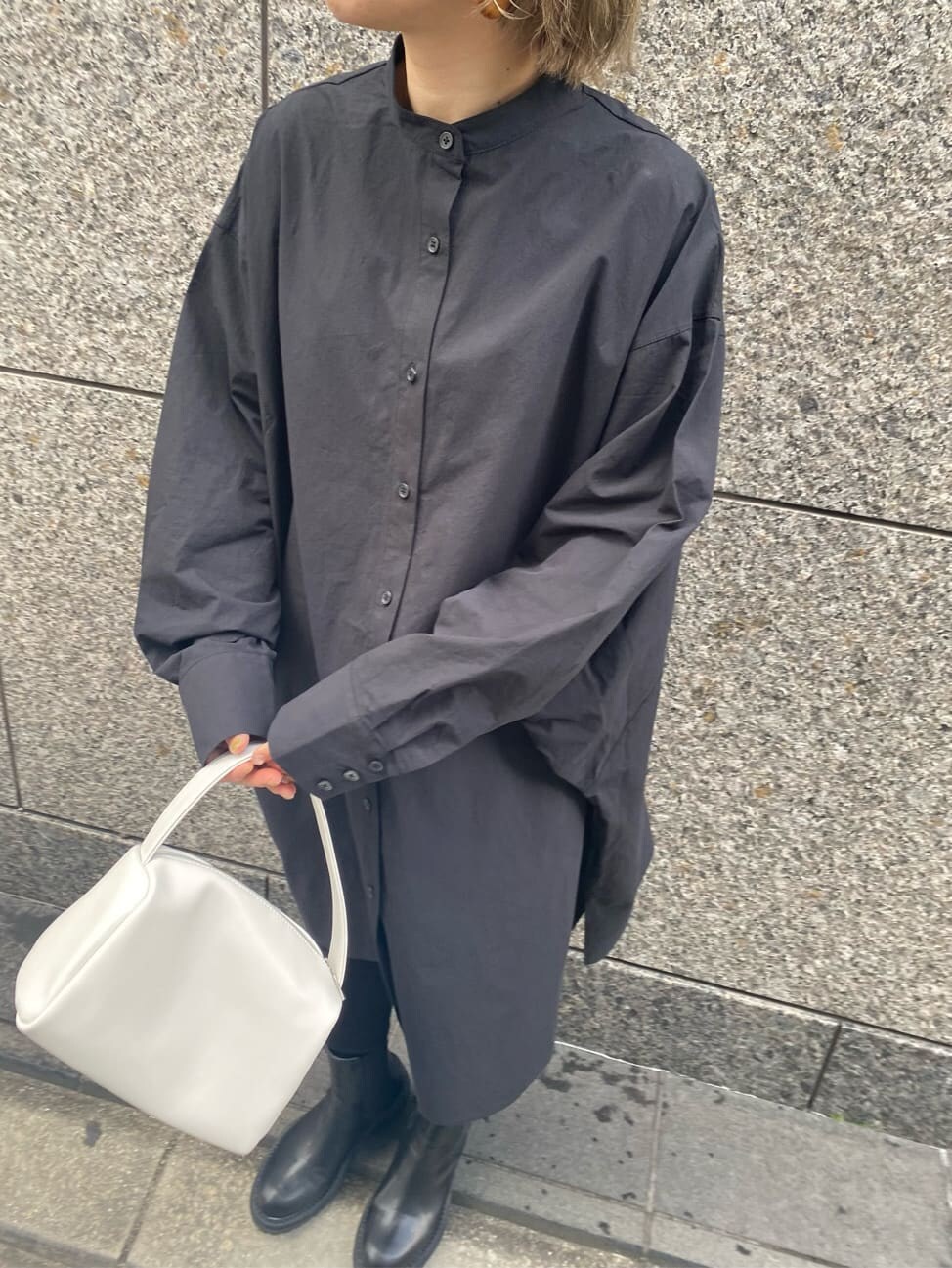 ベージュ系のトレンチコート、ブラック系のシャツ/ブラウス、ホワイト系のハンドバッグを着用したレディースの冬コーディネートの4枚目の写真