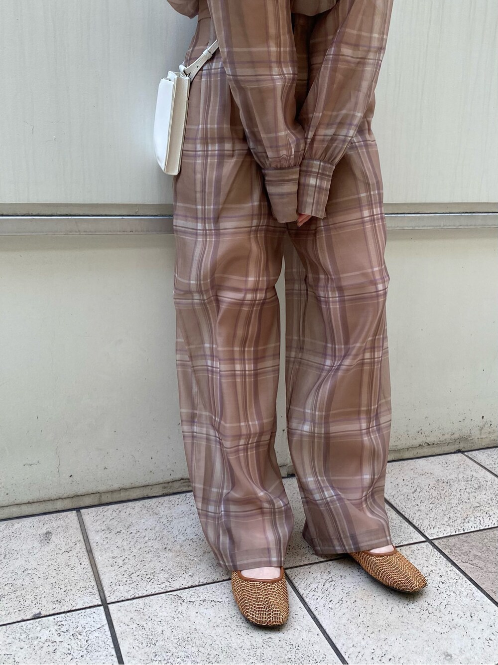 ホワイト系のボディバッグ/ウエストポーチ、ベージュ系のシャツ/ブラウス、ベージュ系のその他パンツを着用したレディースの春コーディネートの7枚目の写真