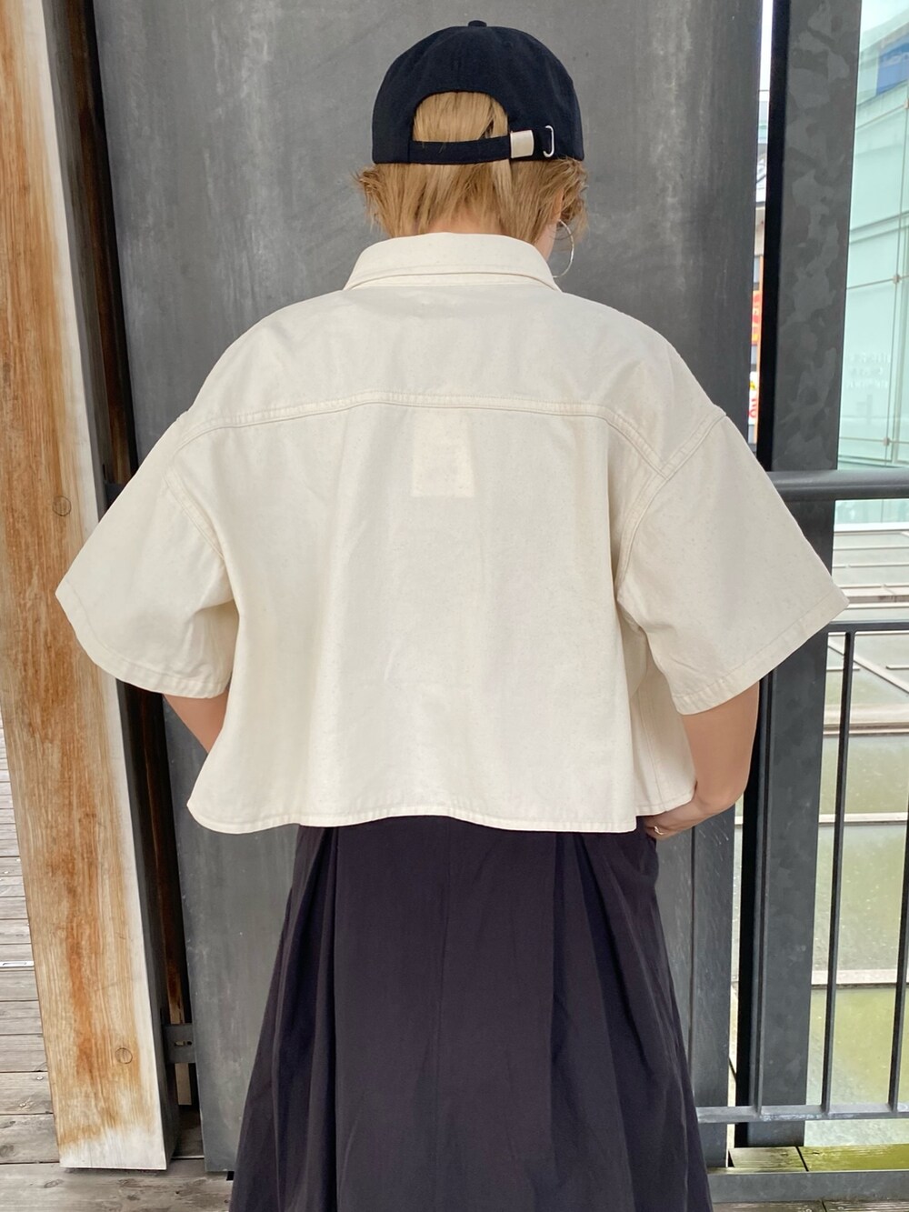 ホワイト系のシャツ/ブラウス、ブラック系のワンピース、グレー系のキャップを着用したレディースの春コーディネートの6枚目の写真