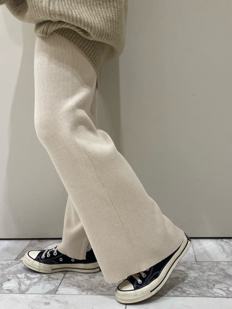 ブラック系のハンドバッグ、ブラック系のTシャツ/カットソー、ホワイト系のその他パンツを着用したレディースの秋コーディネートの4枚目の写真