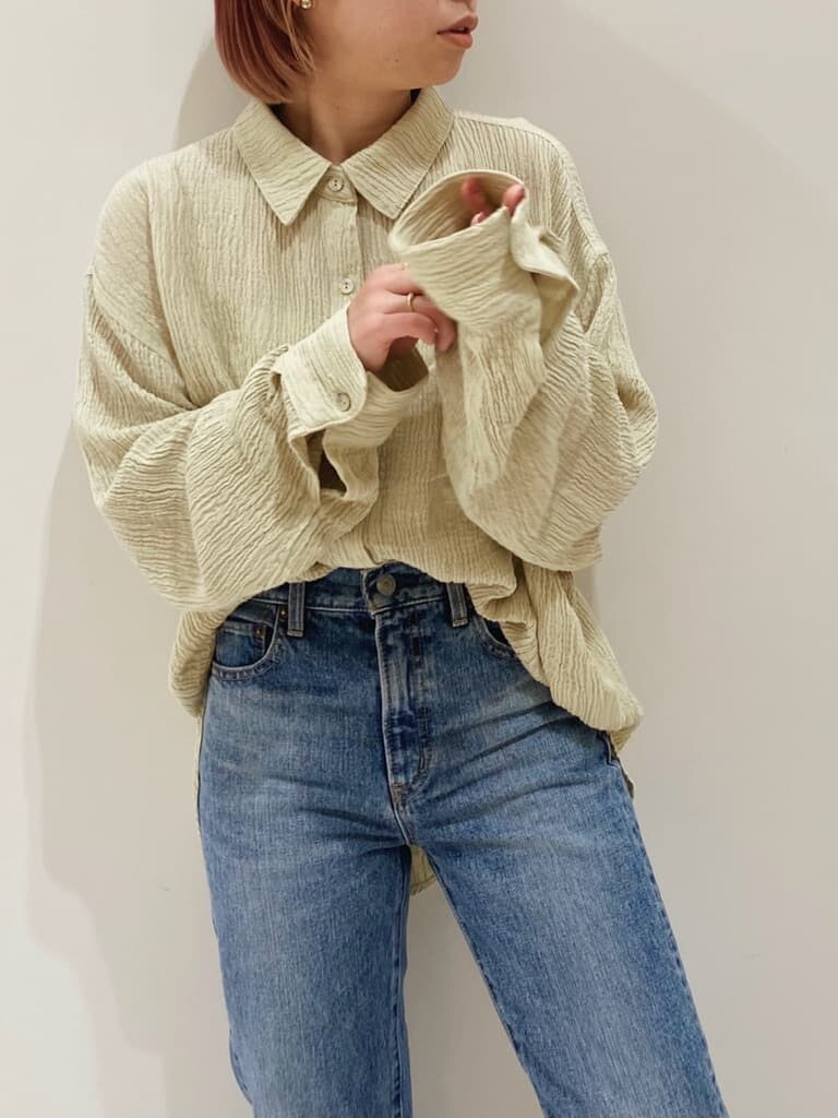 ベージュ系のトレンチコート、ブラウン系のトートバッグ、ブラック系のサンダルを着用したレディースの春コーディネートの3枚目の写真