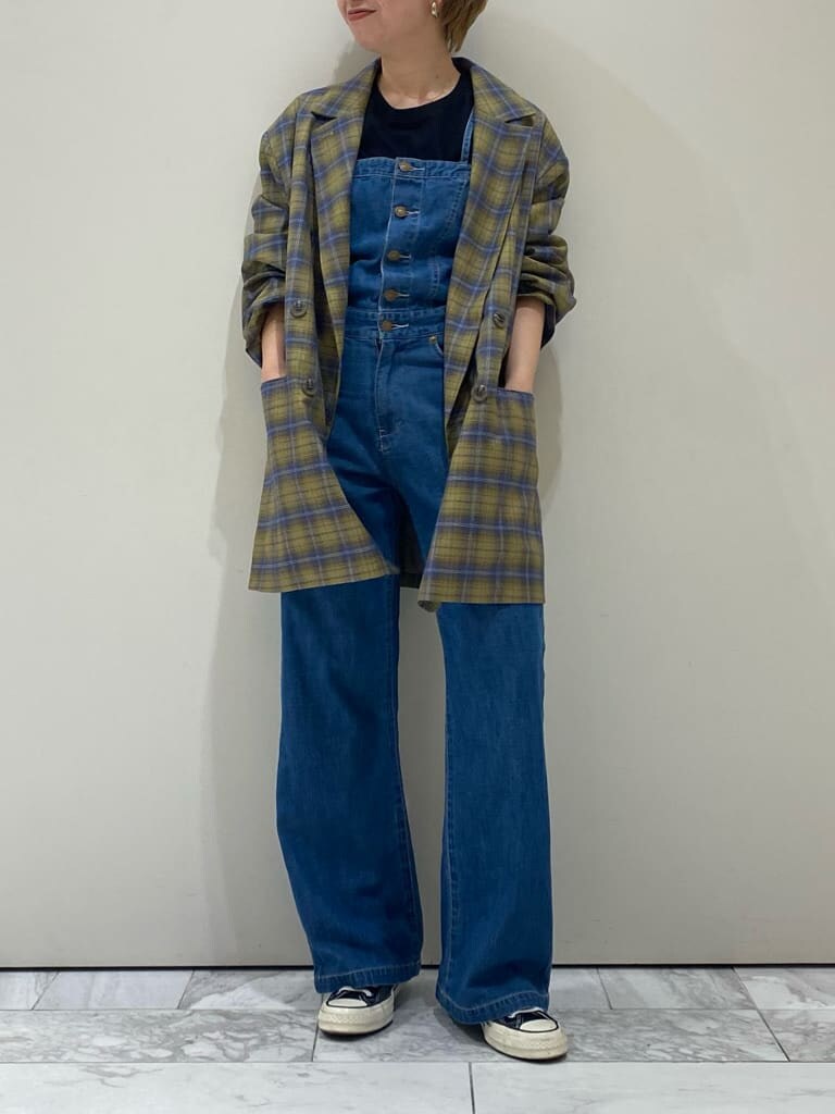 ブラック系のTシャツ/カットソー、イエロー系のテーラードジャケット、ブルー系のつなぎ/オールインワンを着用したレディースの夏コーディネートの2枚目の写真